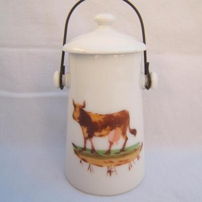 Ancien petit pot à lait en porcelaine jouet d'enfant de poupée décor d'une vache