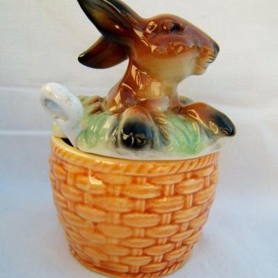 Ancien pot à moutarde en barbotine céramique représentant un petit lapin