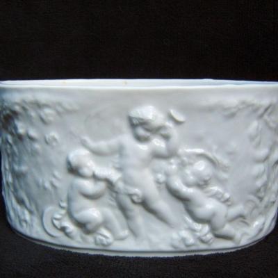 Ancienne petite jardinière porcelaine blanche décor d'angelots ange chérubin