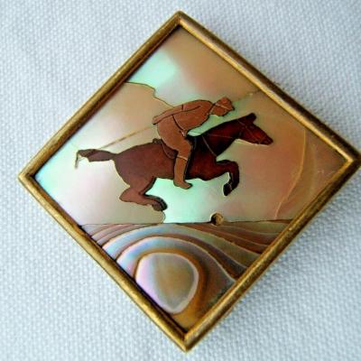 Ancienne broche en nacre bronze ou laiton cheval joueur de polo