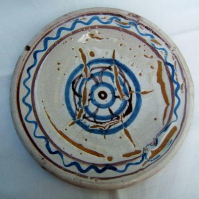 Ancienne Assiette en Faience de Rouen Cul noir XVIIIe siècle très beau modèle