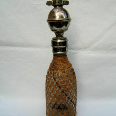 Ancien petit siphon à eau de seltz en verre canne bistrot Décor Cannage