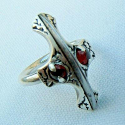 Ancienne bague de créateur argent poinçon Minerve lame acier 2 rubis ou grenat